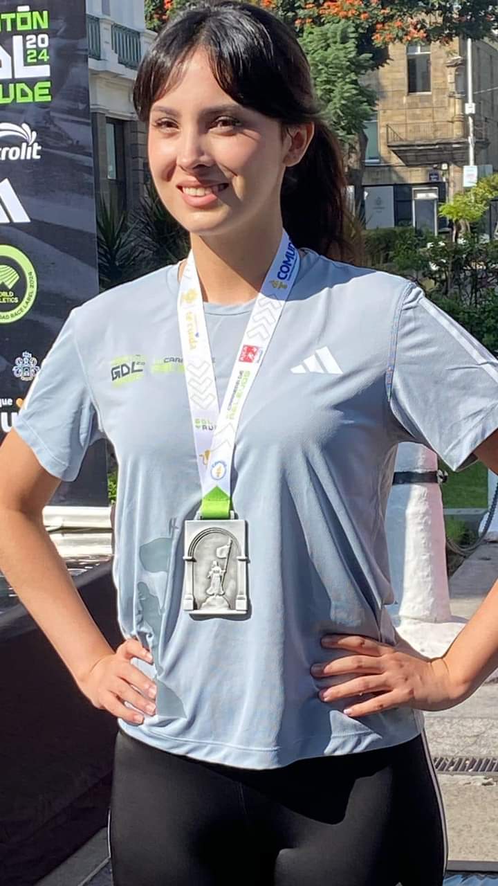 Presentan medalla y playera del Maratón de Guadalajara 2024