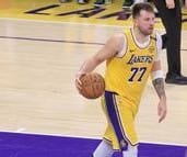 Charlotte derrotó 100-97 a Lakers