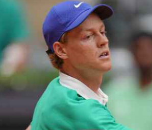 Avanza Jannik Sinner en Roland Garros