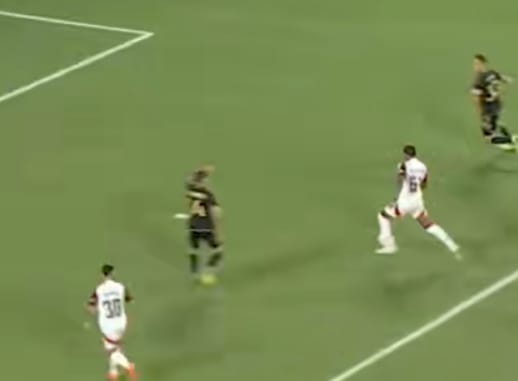 Flamengo pasó invicto: 1-1 con LA